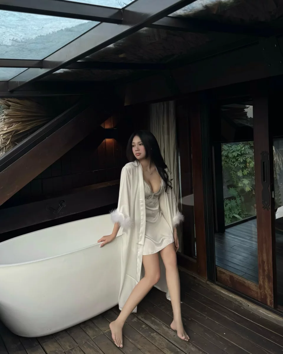 Comparing Weekday vs Weekend Nightlife Singapore costs and crowd density in a luxury lounge setting