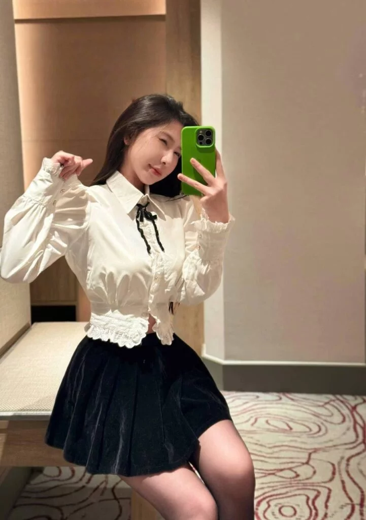 Kelie Singapore Escort posing near her Sentosa incall venue