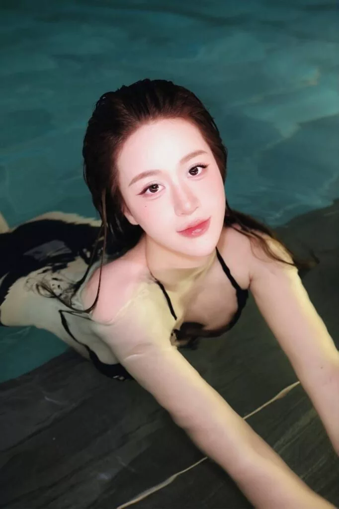 Oren Singapore Escort profile photograph showing her in-call setup