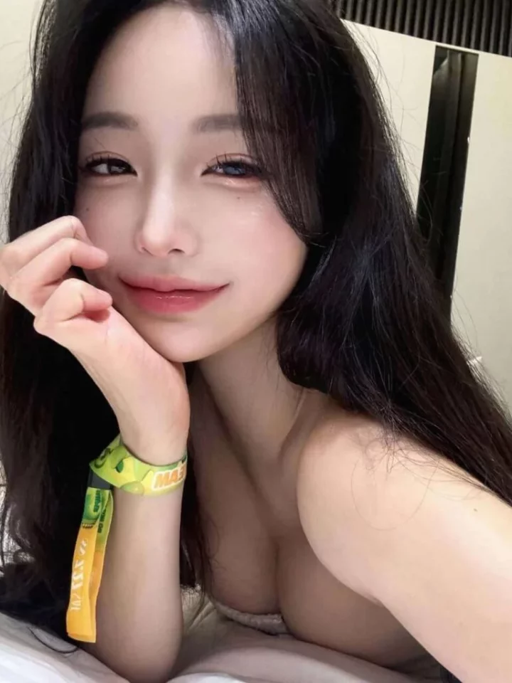 Kimmy Singapore escort profile photo showing professional portrait