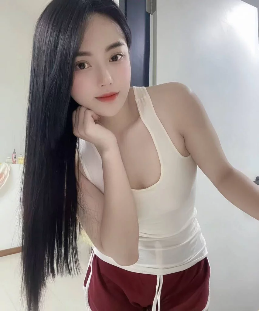 Sumin Singapore Escort profile portrait showing her presentation style