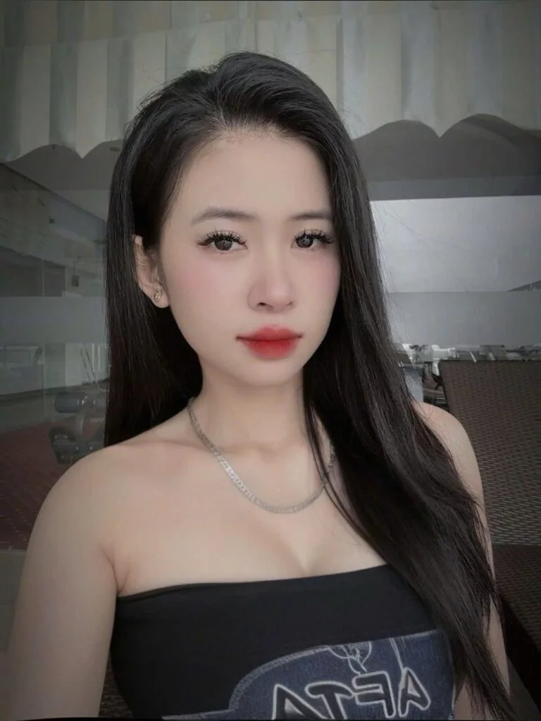 Liuliu Singapore Escort profile photo showing elegant attire